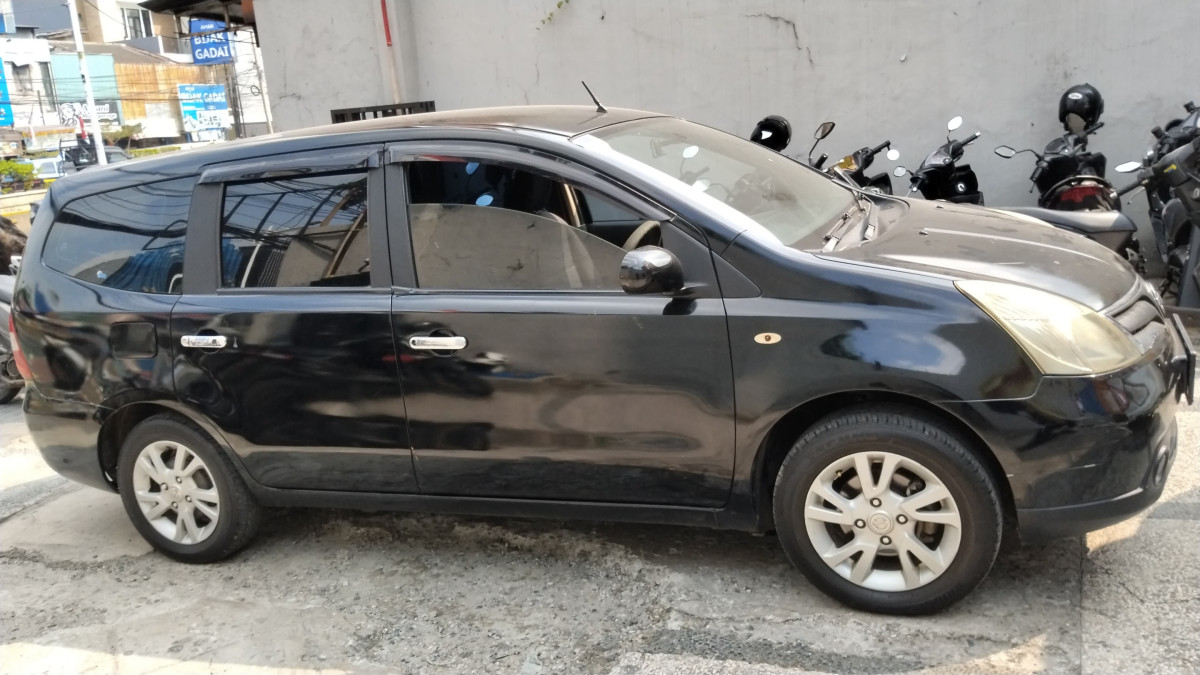 NISSAN  GRAND LIVINA  1.5 SV