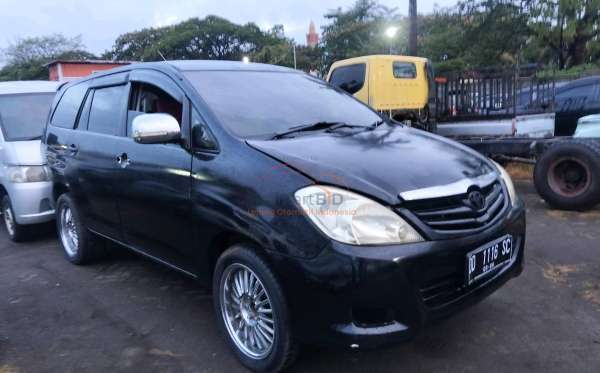 TOYOTA INNOVA E