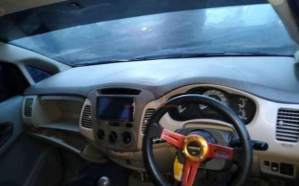 TOYOTA INNOVA E