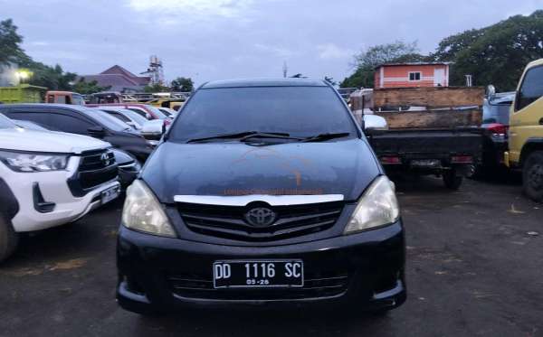 TOYOTA INNOVA E