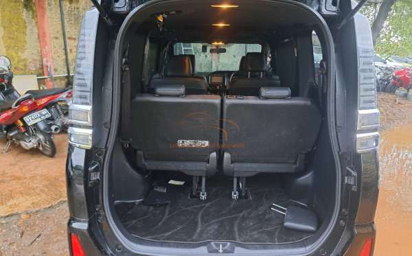 TOYOTA VOXY 2.0 AT