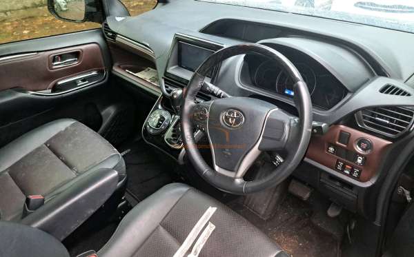 TOYOTA VOXY 2.0 AT
