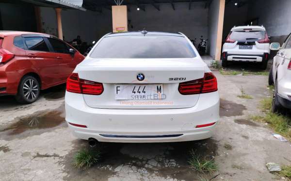 BMW 320I CKD AT