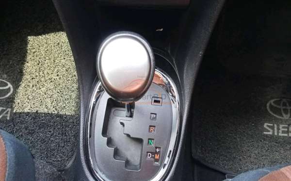 TOYOTA  SIENTA  1.5V