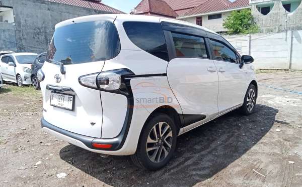 TOYOTA  SIENTA  1.5V