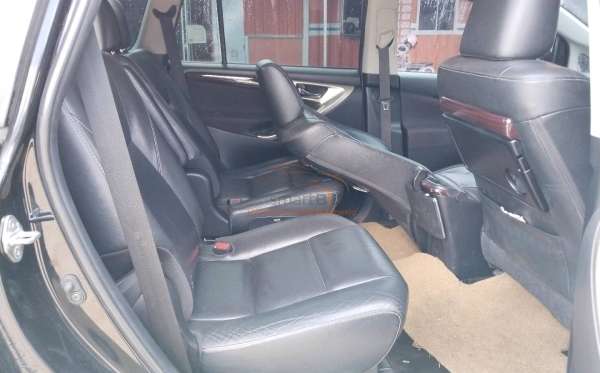 TOYOTA  INNOVA  VENTURER