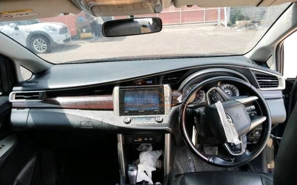 TOYOTA  INNOVA  VENTURER