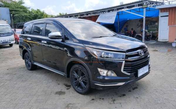 TOYOTA  INNOVA  VENTURER