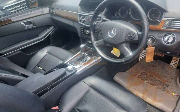 MERCEDES BENZ E 200