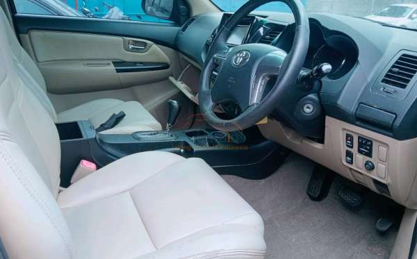 TOYOTA FORTUNER 2.5G AT