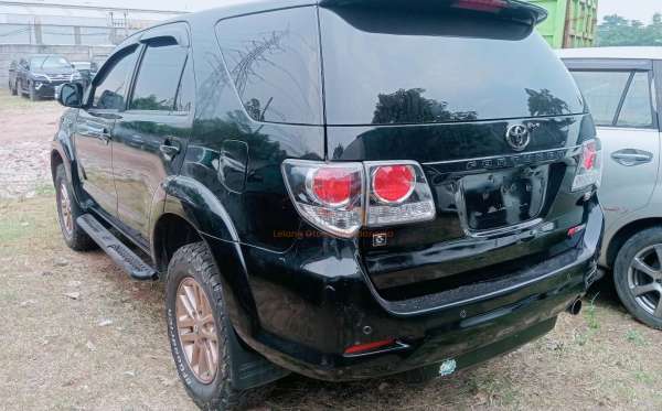 TOYOTA FORTUNER 2.5G AT