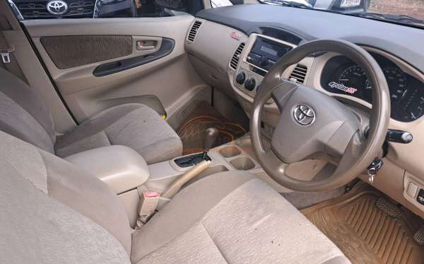 TOYOTA KIJANG INNOVA E