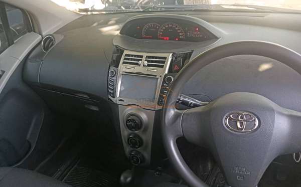 TOYOTA YARIS E