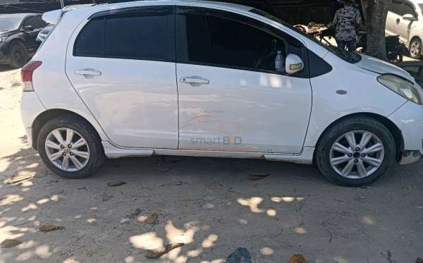TOYOTA YARIS E