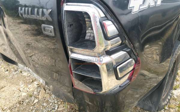 TOYOTA  HILUX  DOUBLE CABIN