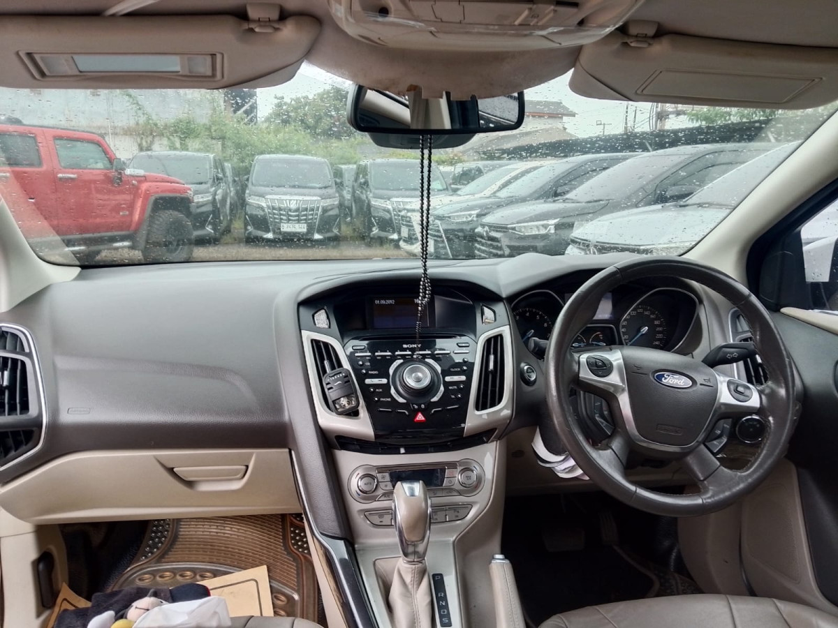 FORD FOCUS SDN TITAN