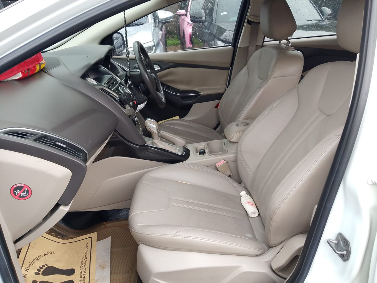 FORD FOCUS SDN TITAN