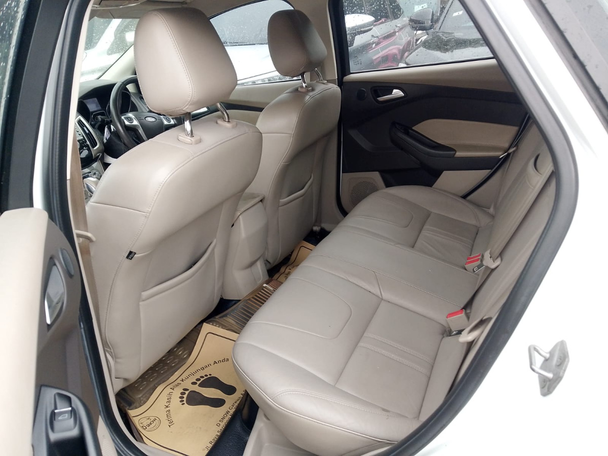 FORD FOCUS SDN TITAN