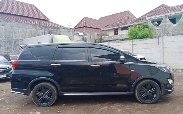 TOYOTA INNOVA VENTURER