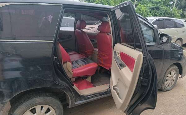 TOYOTA INNOVA