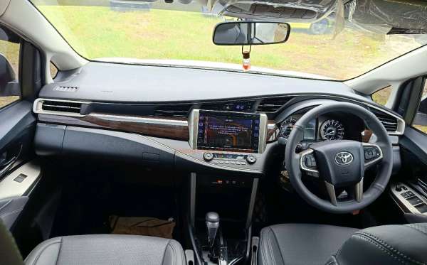 TOYOTA  INNOVA  2.4 V