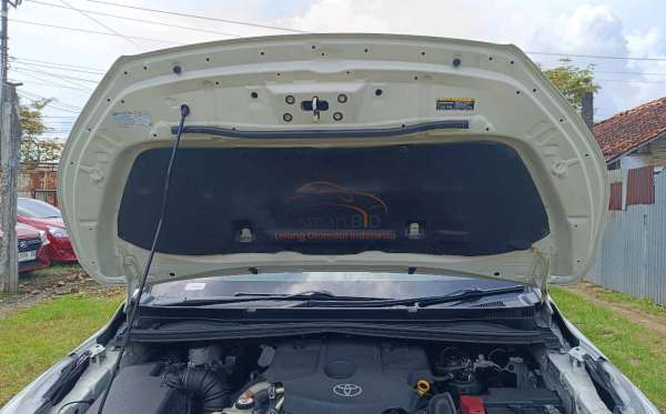 TOYOTA  INNOVA  2.4 V