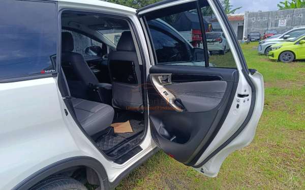 TOYOTA  INNOVA  2.4 V