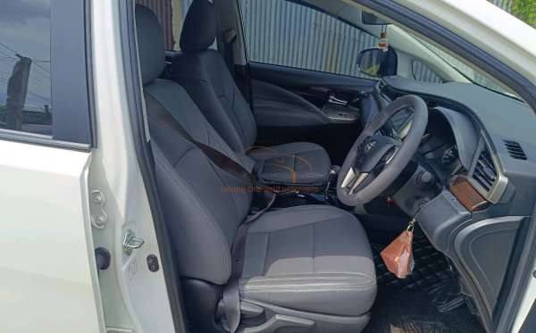TOYOTA  INNOVA  2.4 V