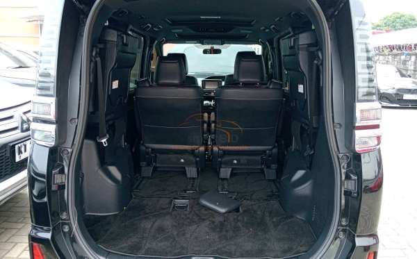 TOYOTA VOXY 2.0 AT