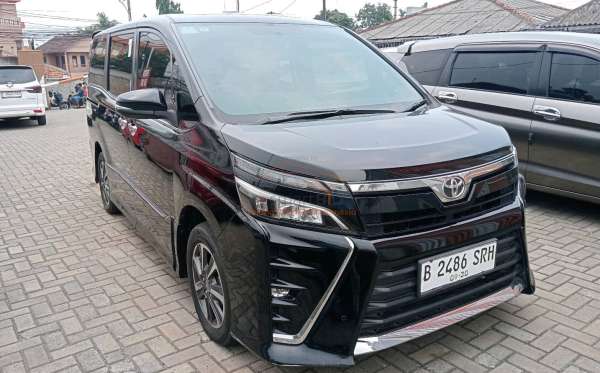 TOYOTA VOXY 2.0 AT