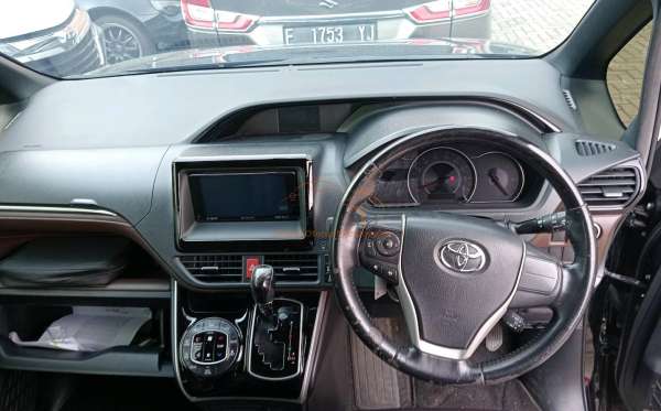 TOYOTA VOXY 2.0 AT