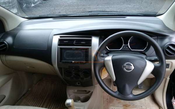 NISSAN GRAND LIVINA SV