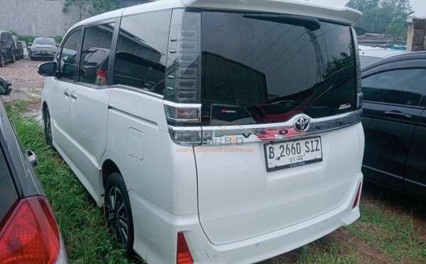 TOYOTA VOXY 2.0 AT