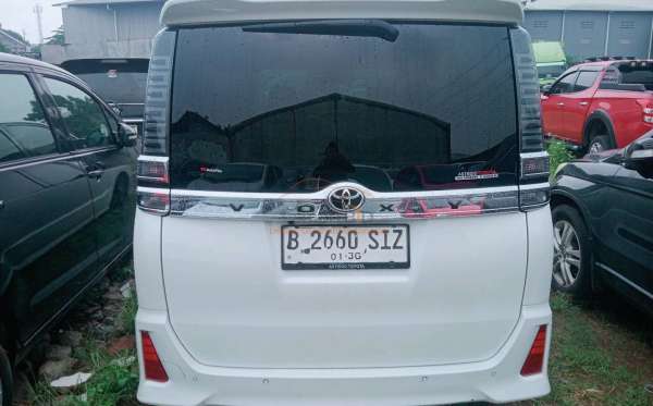 TOYOTA VOXY 2.0 AT
