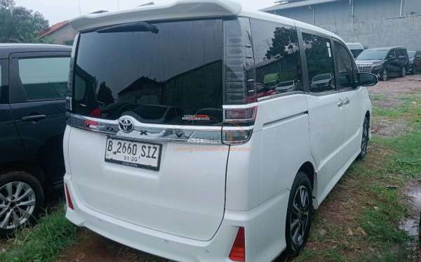TOYOTA VOXY 2.0 AT