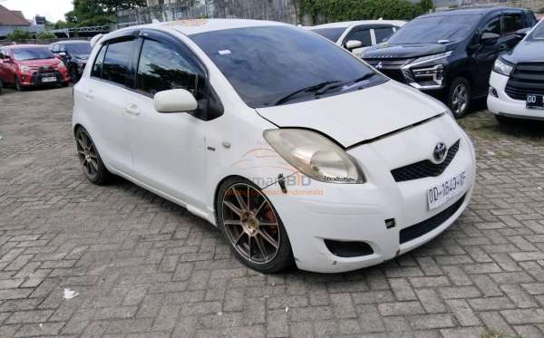 TOYOTA YARIS E