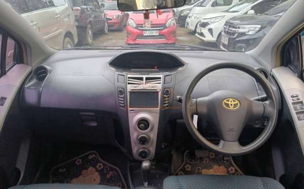 TOYOTA YARIS E