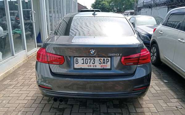 BMW 320I CKD AT