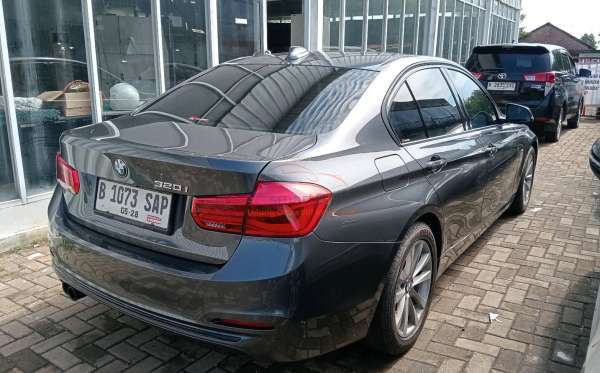 BMW 320I CKD AT
