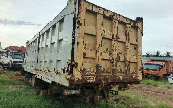 DONGFENG DUMP TRUCK 12 RODA