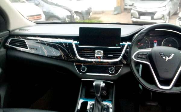 WULING CORTEZ 1.5 LUX