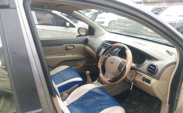 NISSAN GRAND LIVINA SV