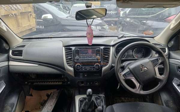 MITSUBISHI PAJERO SPORT 2.5L GLX (4X4)