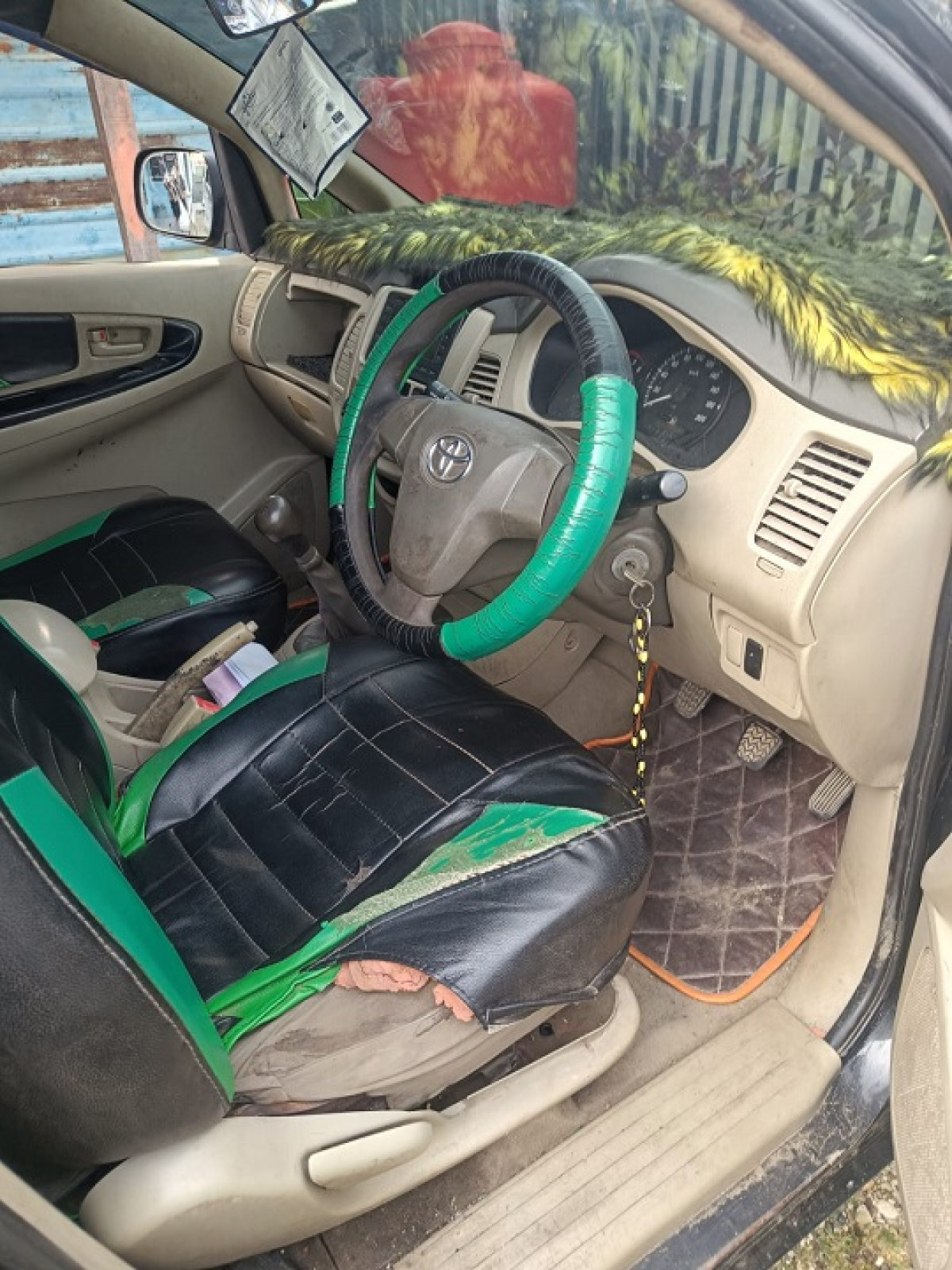TOYOTA INNOVA E
