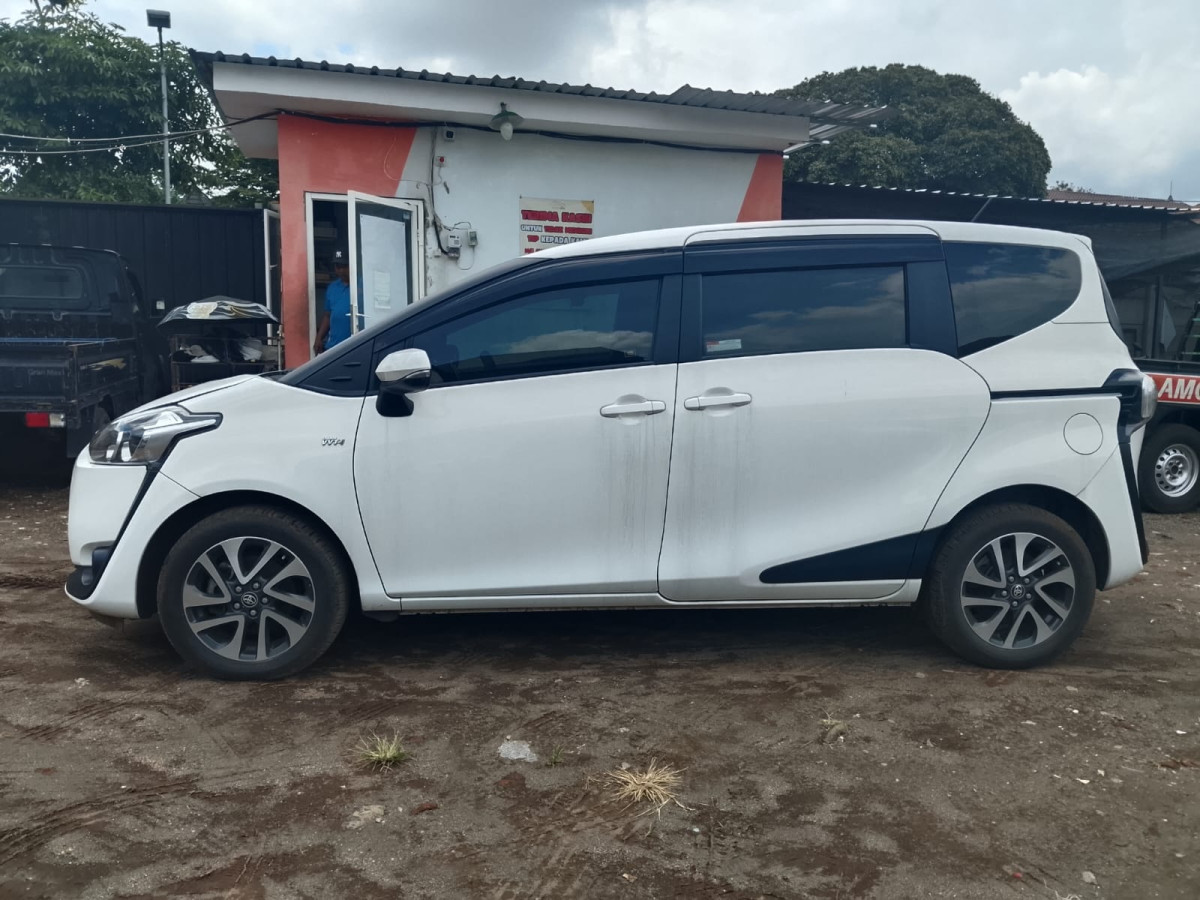 TOYOTA  SIENTA  1.5V