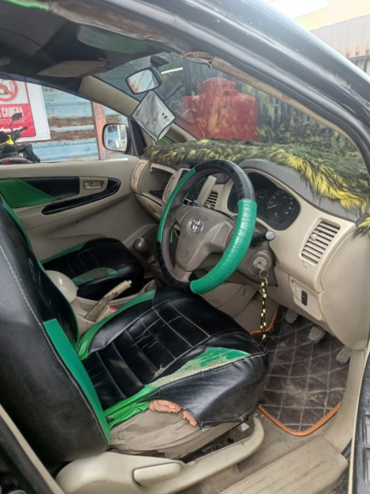 TOYOTA INNOVA E