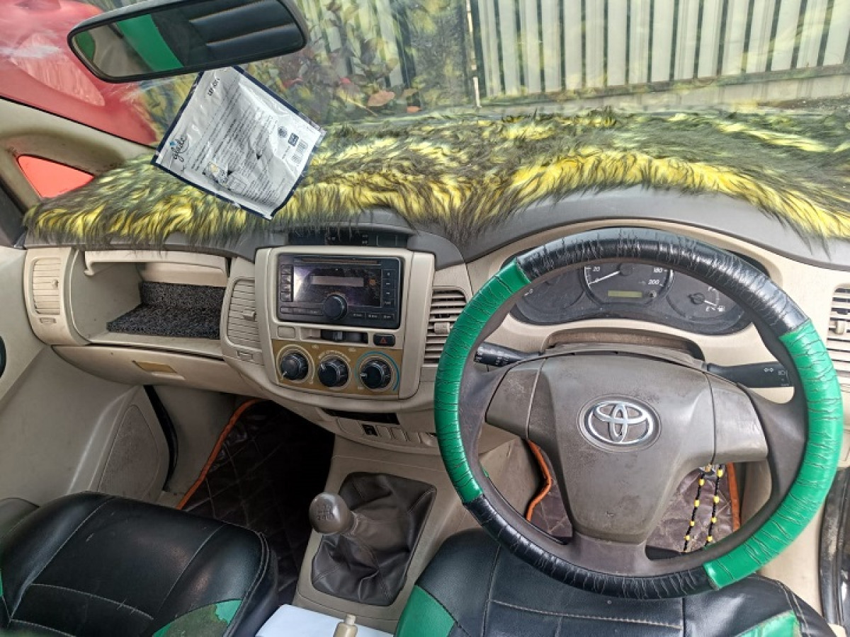 TOYOTA INNOVA E