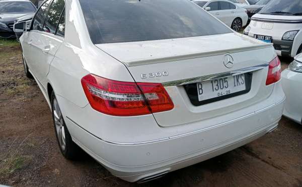 MERCEDES BENZ E 300
