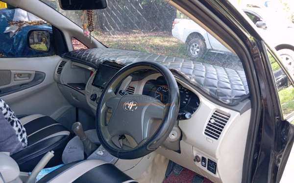 TOYOTA INNOVA E