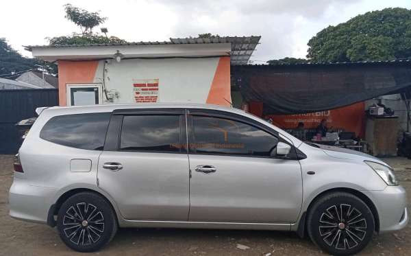 NISSAN GRAND LIVINA 1.5 SV